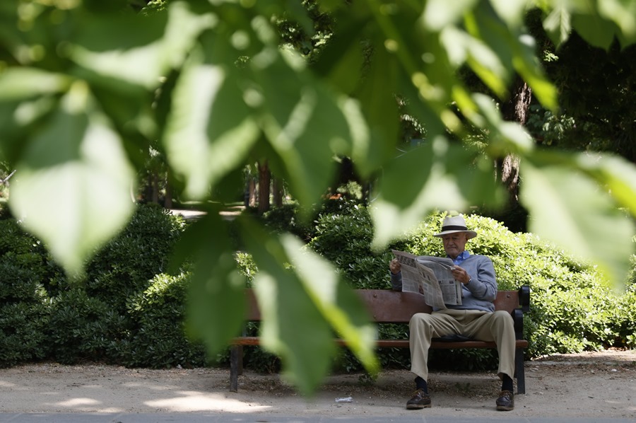 Una persona mayor disfruta de su tiempo libre en Madrid