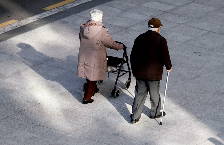 Dos jubilados pasean en Bilbao