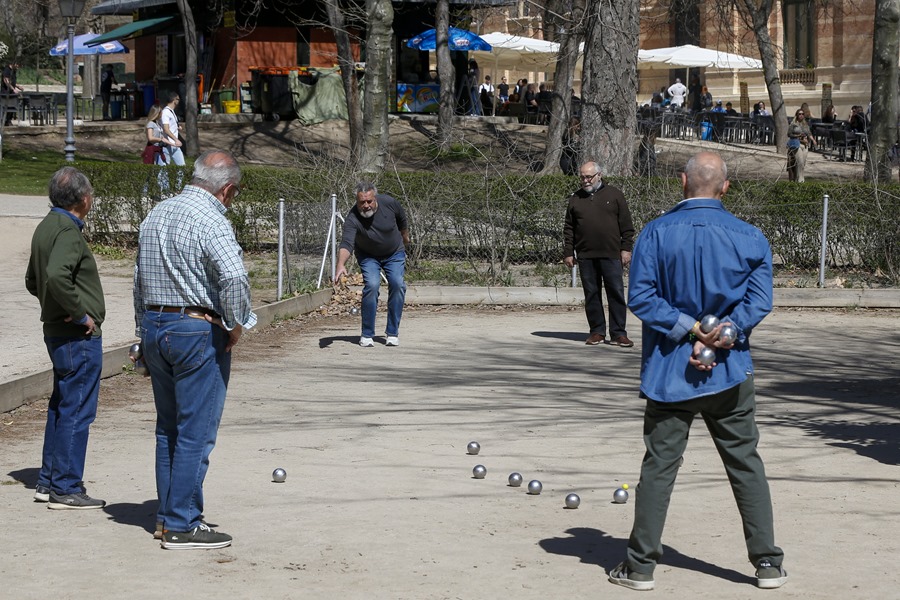 Imagen de archivo de jubilados jugando a la petanca en un parque