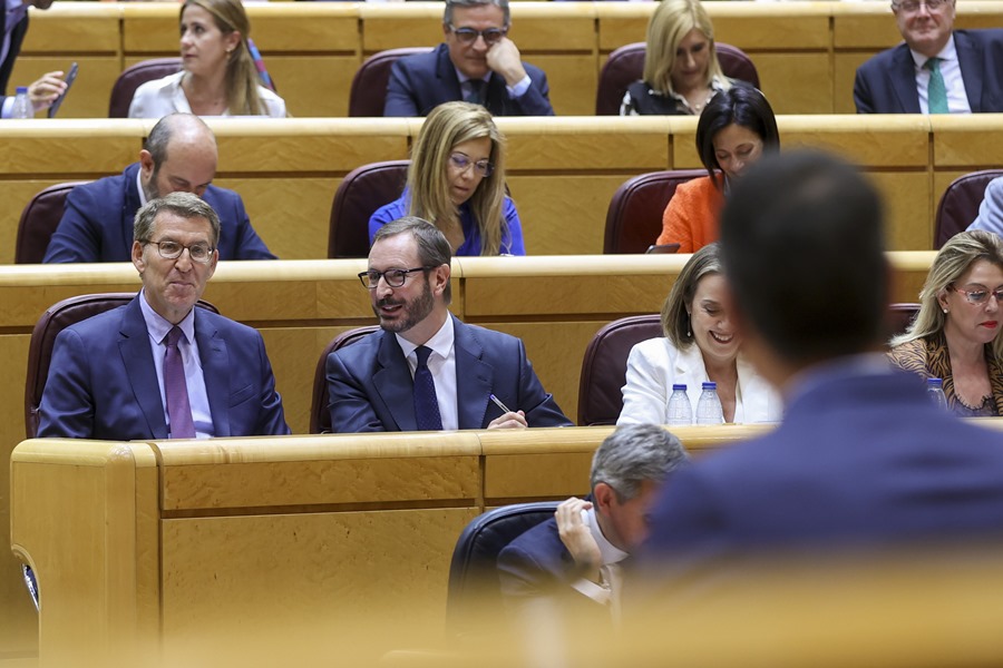 El líder del PP, Alberto Núñez Feijóo (i), escucha una intervención de Pedro Sánchez (de espaldas),en el Senado