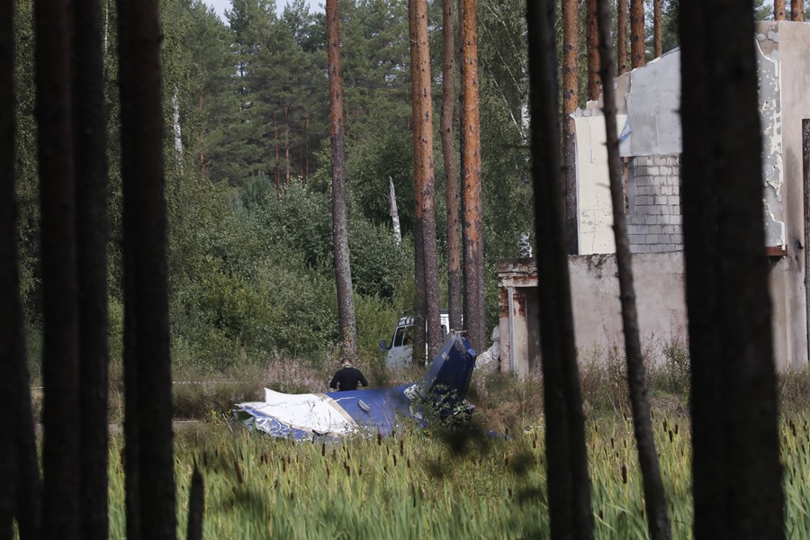 Un hombre se encuentra junto a los restos de un avión que se estrelló el día anterior cerca de la aldea de Kuzhenkino, región de Tver