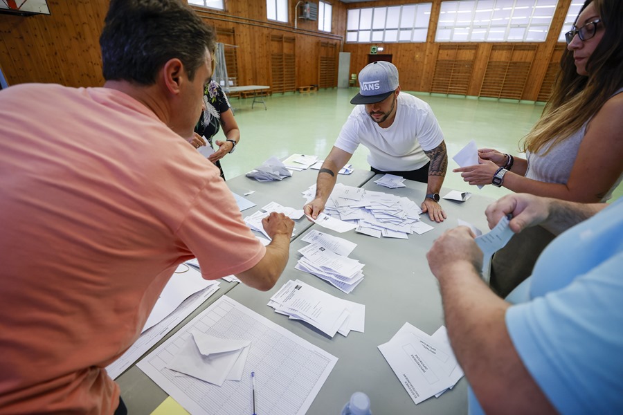 Recuento de votos tras el cierre de los colegios electorales el 23J