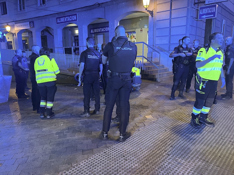 Imagen de los servicios de emergencias y la Policía en la zona donde se produjo la reyerta en Madrid