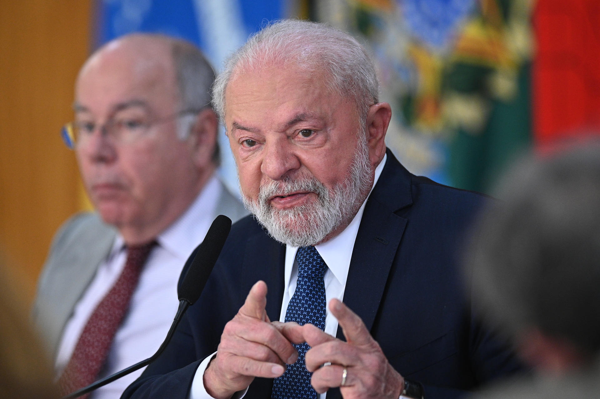 El presidente de Brasil, Luiz Inácio Lula da Silva, habla durante una rueda de prensa con corresponsales extranjeros hoy, en el Palacio de Planalto, en Brasilia (Brasil). EFE/André Borges