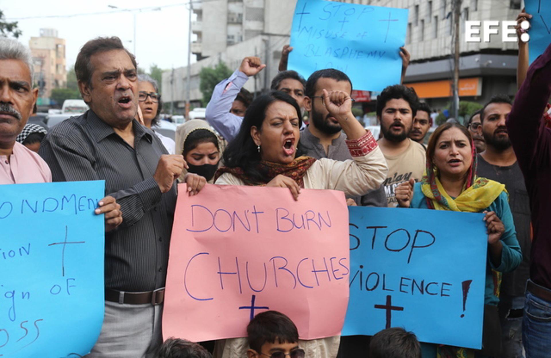 Members of Pakistan's Christian minority protest in Karachi on 16 August 2023 over the burning of churches in the northeastern town of Jaranwala after a Christian was accused of desecrating a Quran. EFE/EPA/REHAN KHAN 25315
