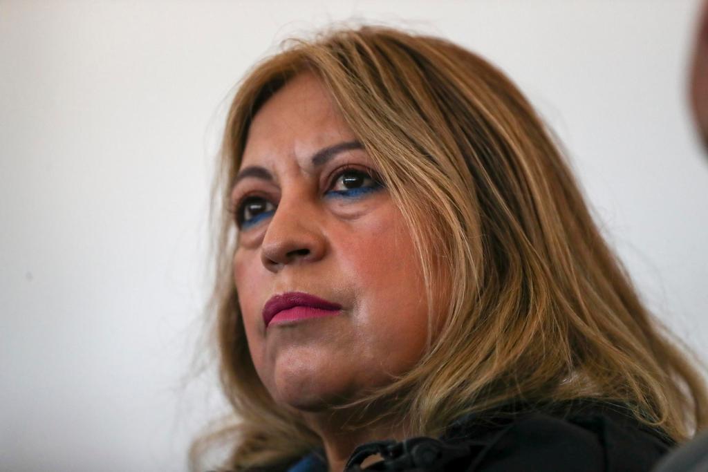 La hermana del candidato presidencial asesinado la semana pasada, Fernando Villavicencio, Patricia Villavicencio, ofrece una rueda de prensa hoy, en Quito (Ecuador). EFE/José Jácome

