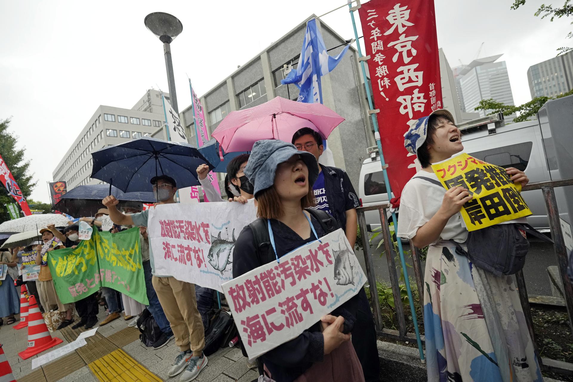 Protesters shout slogans and hold banners reading 'Don't discharge contaminated water into the sea!' during a rally in front of the Prime Minister's official residence as Prime Minister Fumio Kishida was holding a ministerial meeting about the release of treated water from the crippled Fukushima nuclear power plant into the sea, in Tokyo, Japan, 22 August 2023. EFE-EPA/FRANCK ROBICHON
