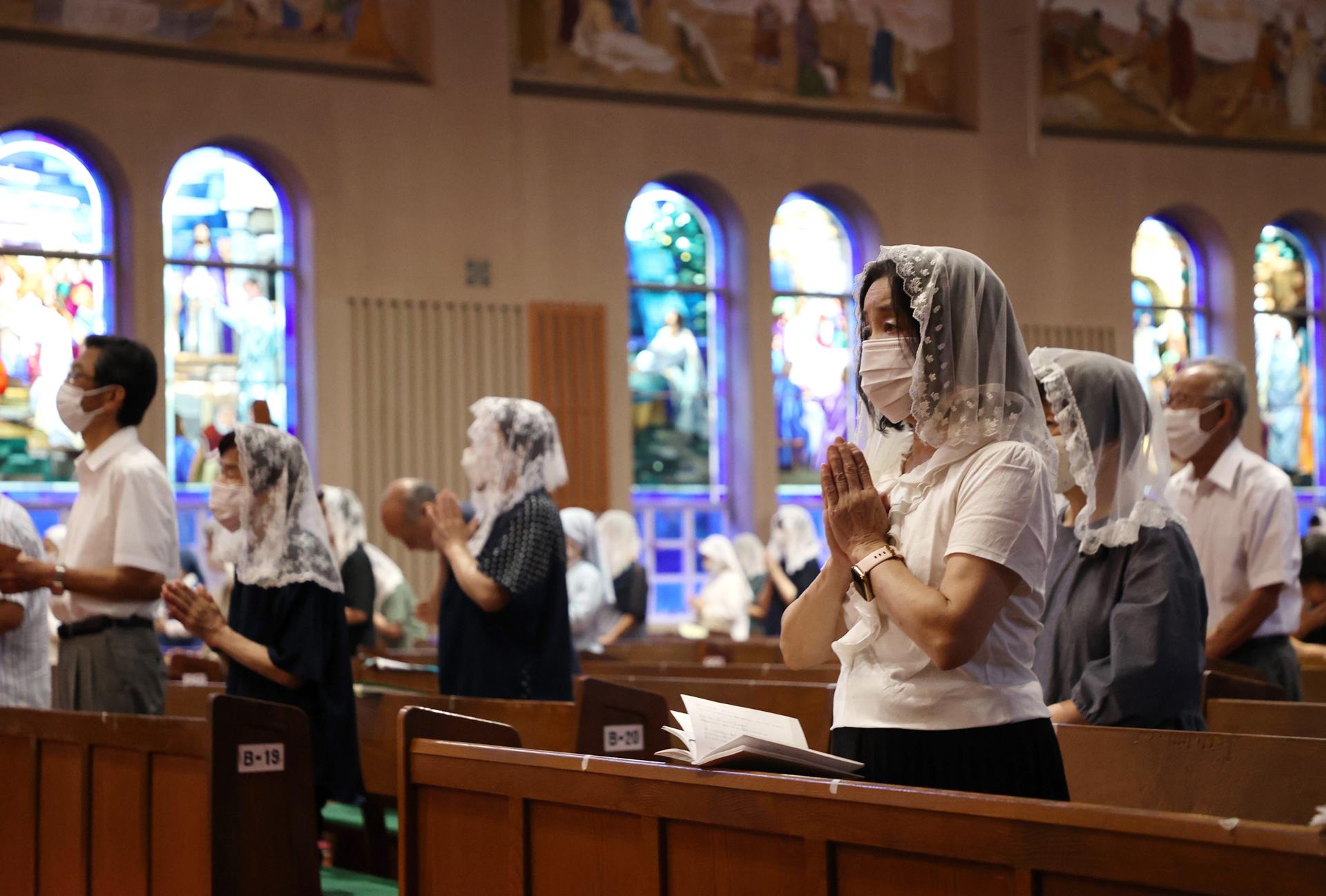Residents offer prayers for victims of the atomic bombing of Nagasaki during a memorial mass at Urakami Cathedral in Nagasaki, Nagasaki Prefecture, 09 August 2023. EFE-EPA/JIJI PRESS JAPAN OUT EDITORIAL USE ONLY/
