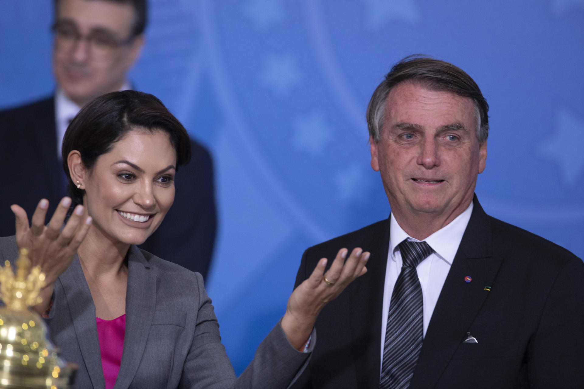El expresidente de Brasil Jair Bolsonaro (d), junto a su esposa, Michelle Bolsonaro, en una fotografía de archivo. EFE/Joédson Alves