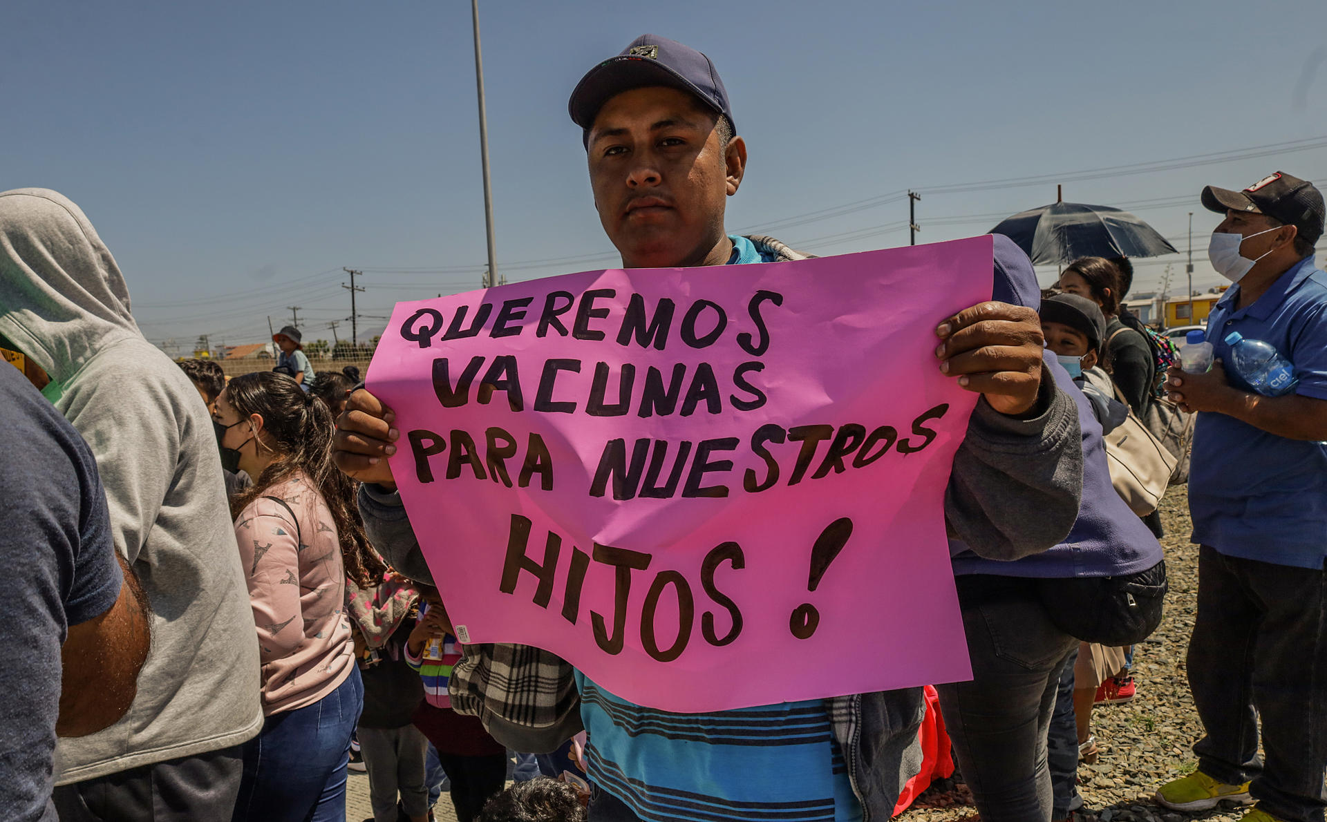 Migrants protest the lack of vaccinations and medical care outside the US Consulate in Tijuana, Mexico, August 24, 2023. EFE/ Joebeth Terríquez
