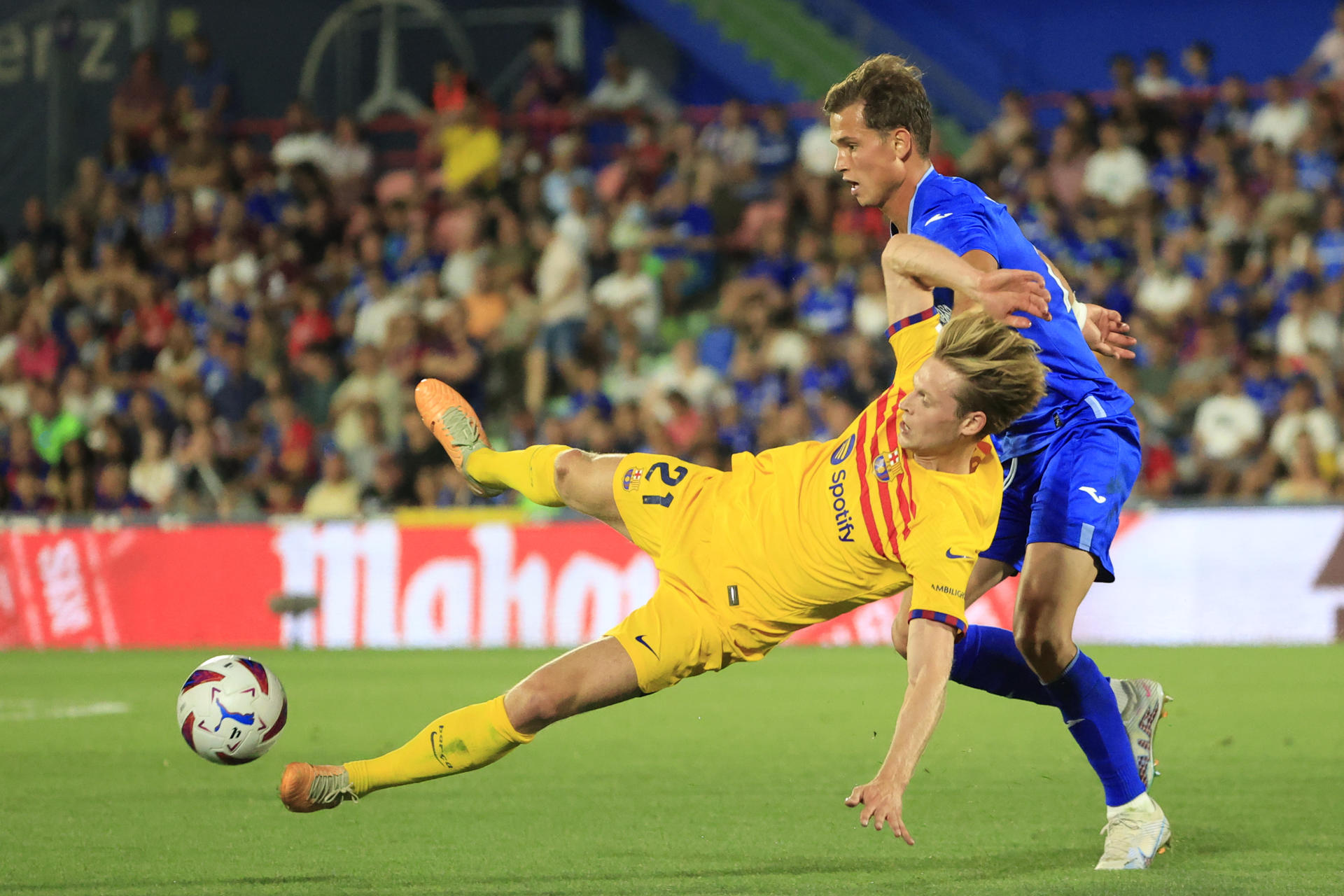 FC Barcelona's Frenkie de Jong (in yellow) battles Getafe forward Juanmi Latasa during a LaLiga match in Madrid on 13 August 2023. EFE/Zipi