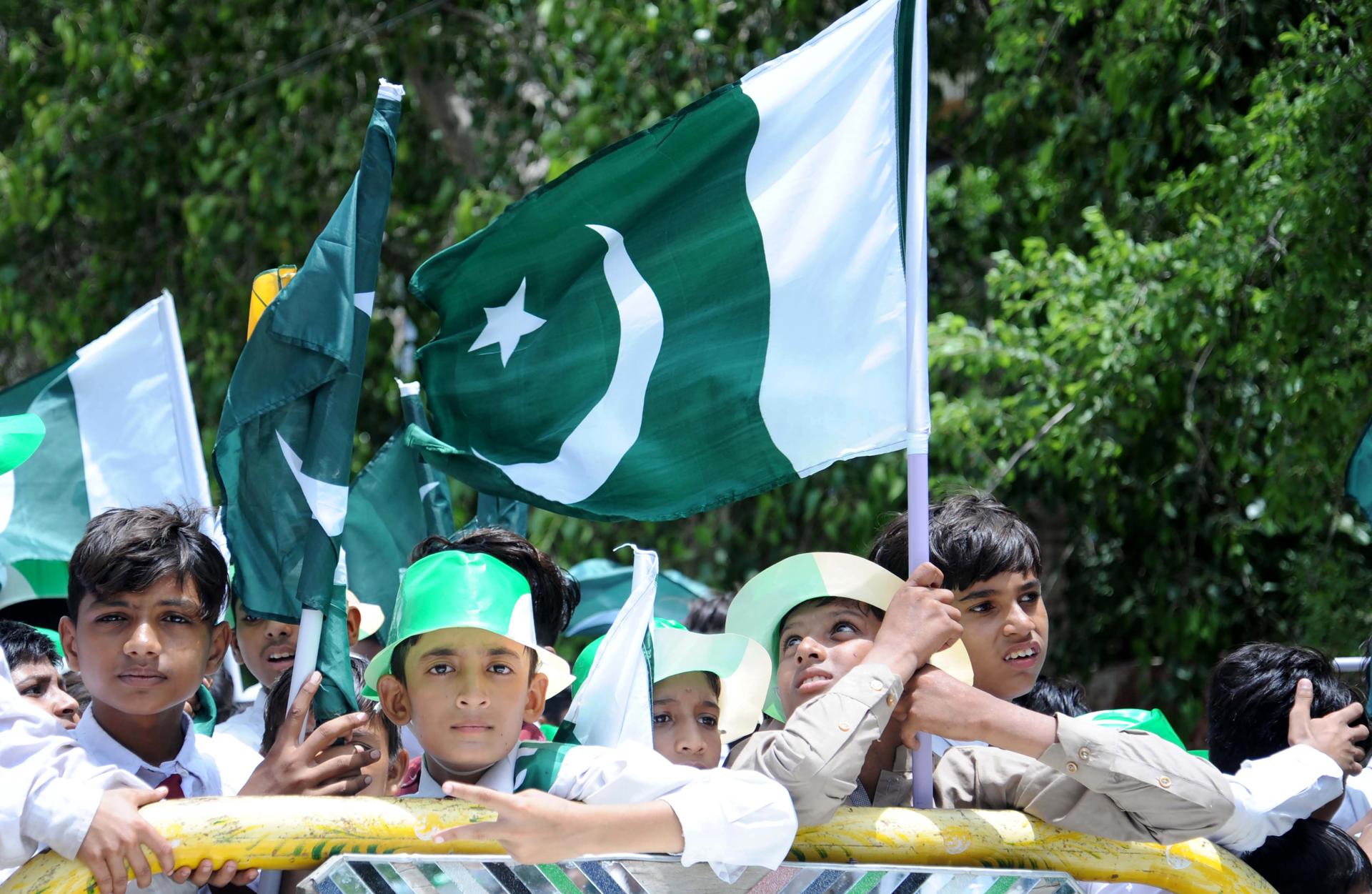 Pakistani students carry Pakistan's national flags as they march on a road ahead of Independence Day celebrations in Hyderabad, Pakistan, 12 August 2023. EFE-EPA/NADEEM KHAWAR
