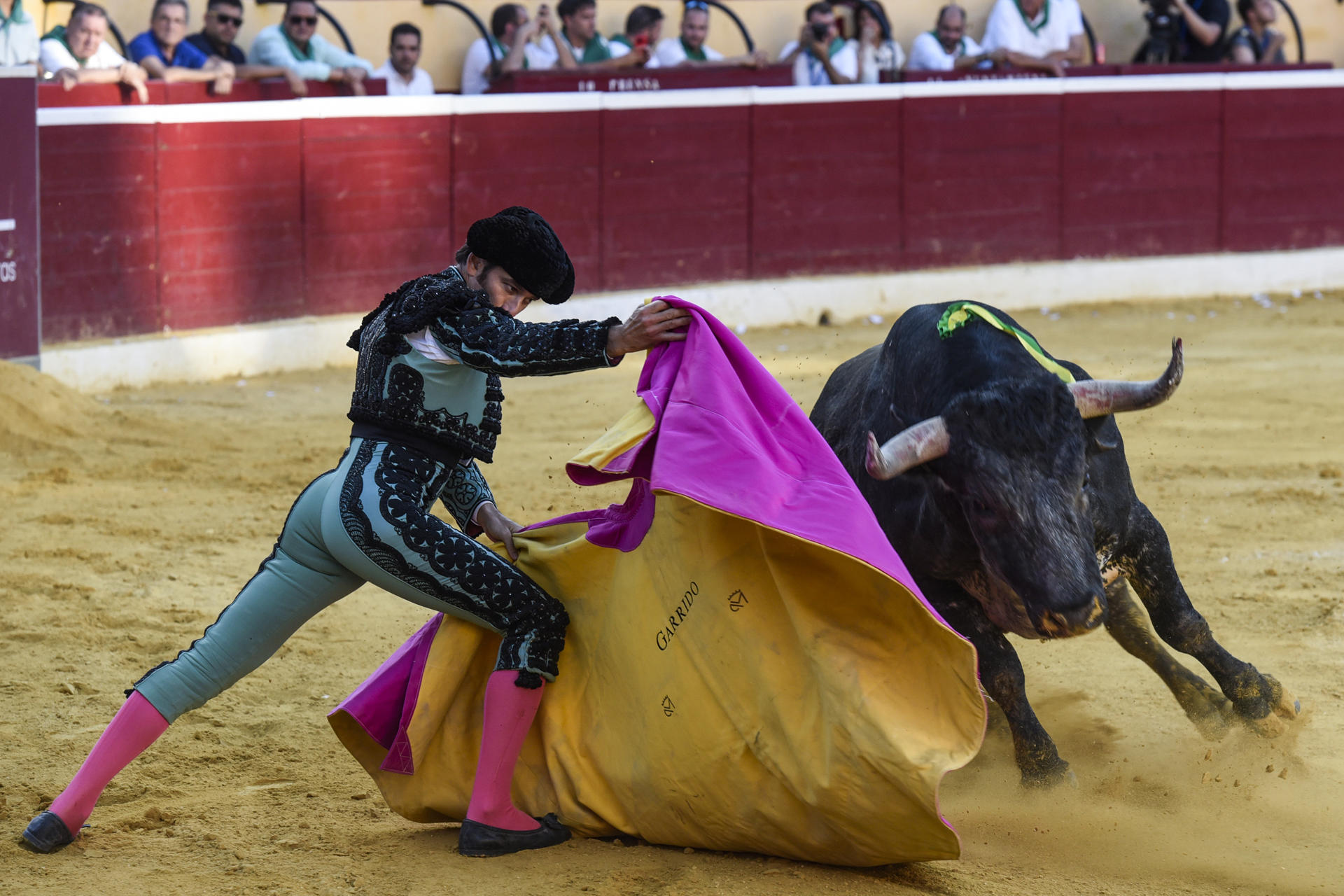 El diestro José Garrido da un pase durante la Feria Taurina de la Albahaca, este jueves en la plaza de toros de Huesca. EFE/ Javier Blasco
