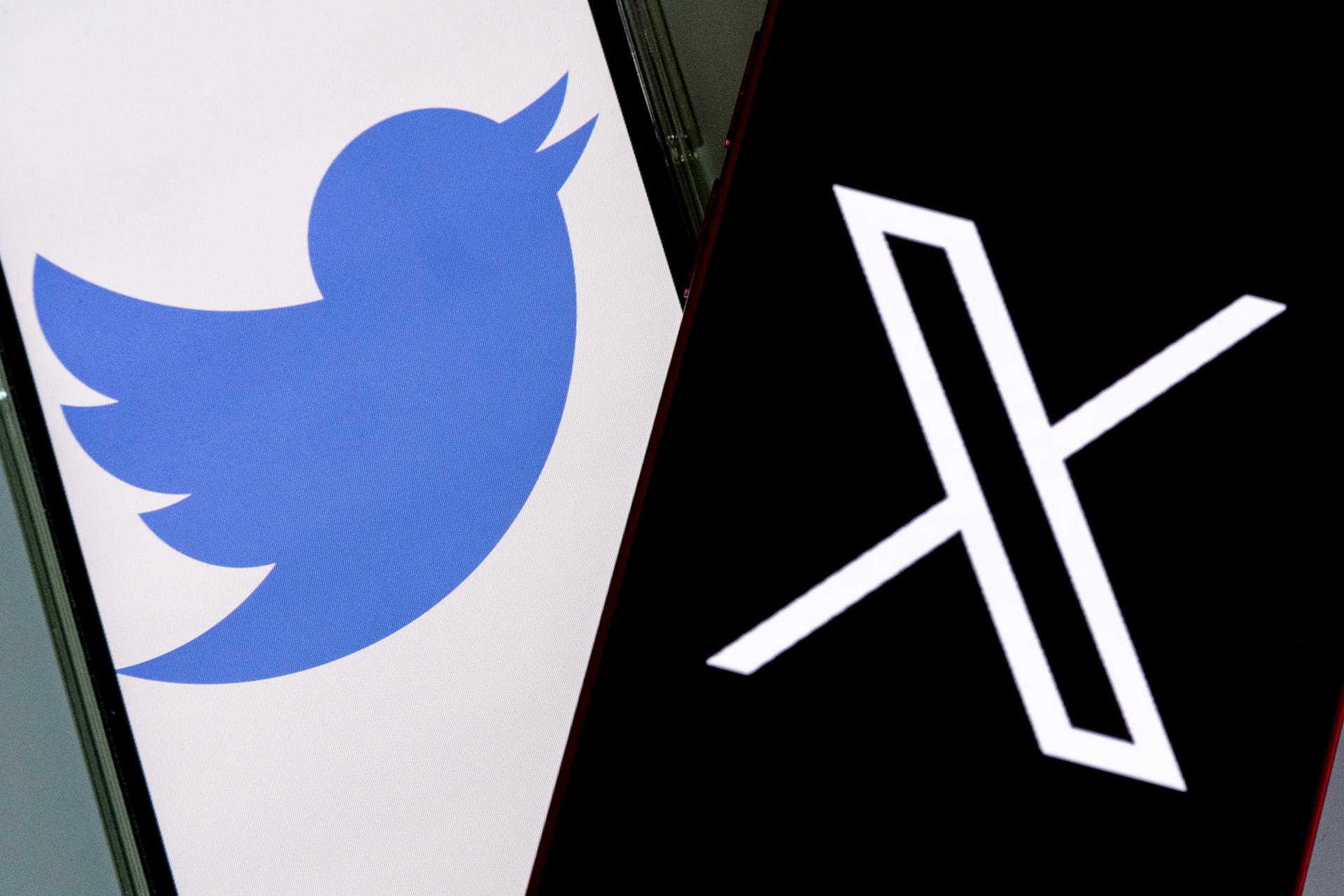 Vista de los logos de Twitter (i) y su nuevo nombre "X" (d), en las pantallas de teléfonos móviles, el 27 de julio de 2023. EFE/Etienne Laurent