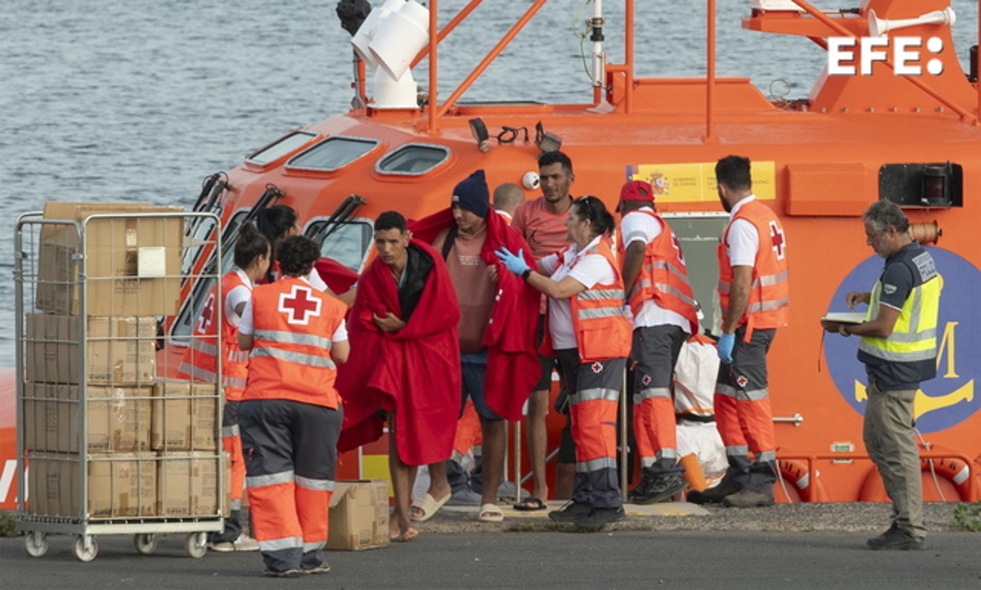 Salvamento Marítimo ha rescatado este lunes a 20 hombres de origen magrebí, que viajaban en una embarcación neumática en aguas cercanas a la costa del Charco del Palo, en el municipio de Haría, en Lanzarote, y los ha trasladado al muelle de Arrecife donde fueron atendidos por personal de Cruz Roja. EFE/ Adriel Perdomo