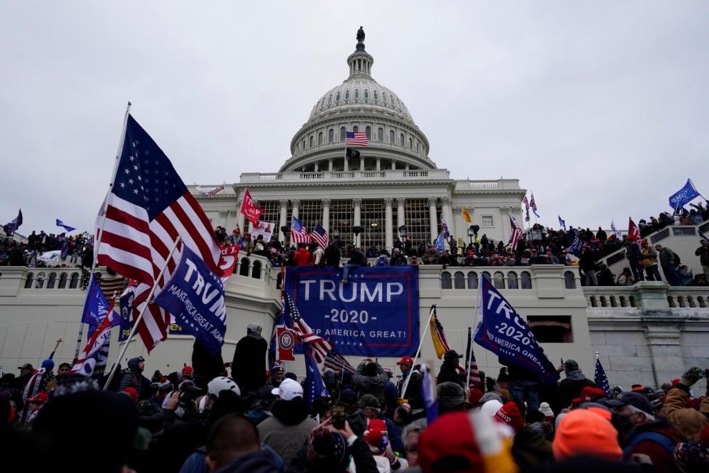 Seguidores del expresidente Donald Trump asaltan en Capitolio de EE.UU., el 6 de enero de 2021, en Washington. EFE/Will Oliver
