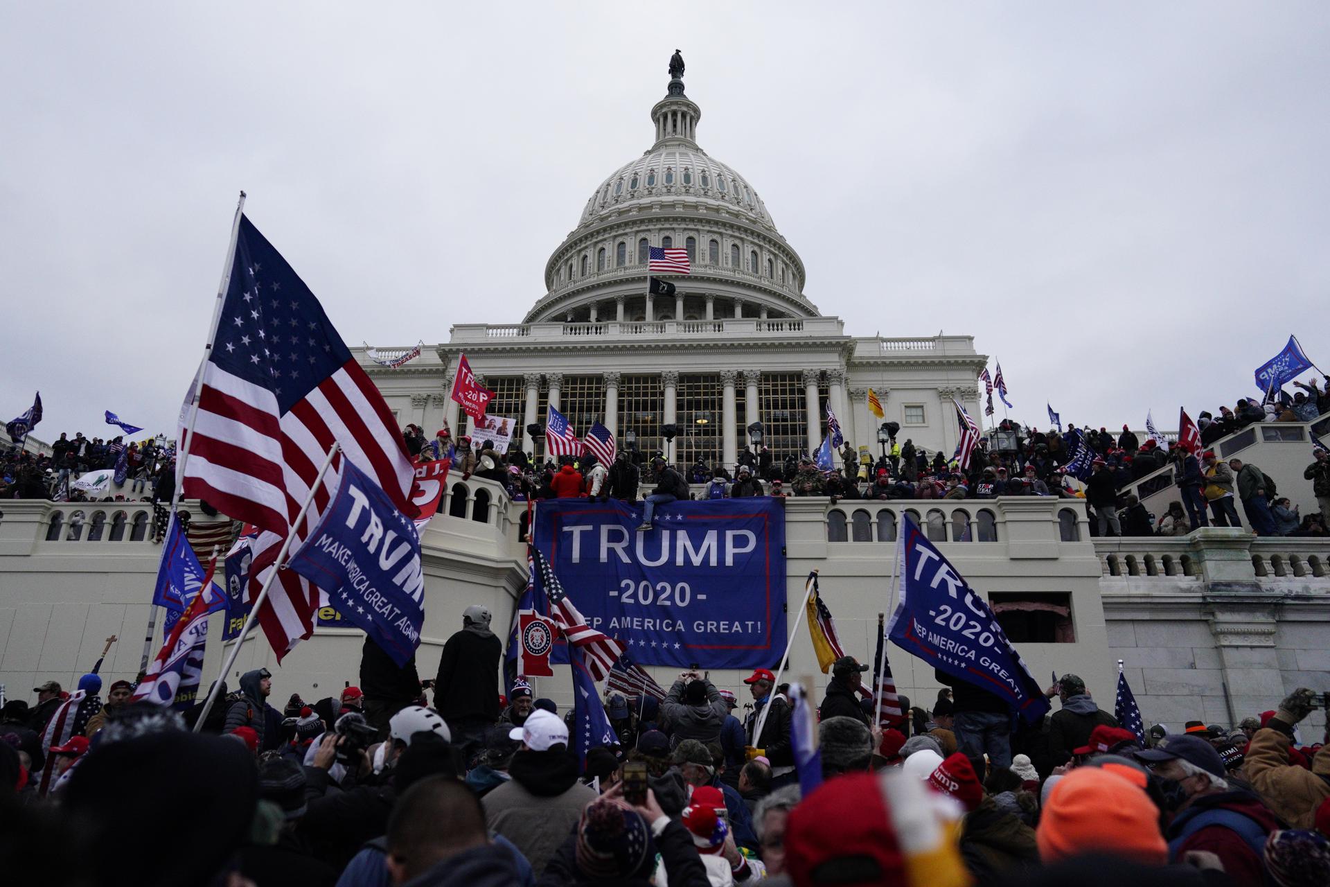 Seguidores del expresidente Donald Trump asaltan en Capitolio de EE.UU., el 6 de enero de 2021, en Washington. EFE/Will Oliver