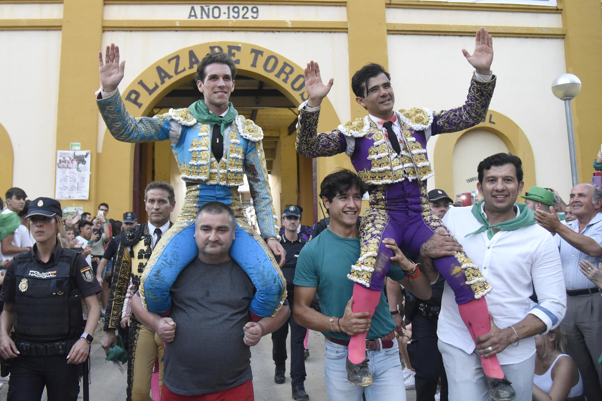 Los diestros Ginés Marín (i) y Joselito Adame salen a hombros durante la Feria Taurina de la Albahaca, que se celebra con motivo de las Fiestas de San Lorenzo, este viernes en el coso de la capital oscense. EFE/ Javier Blasco