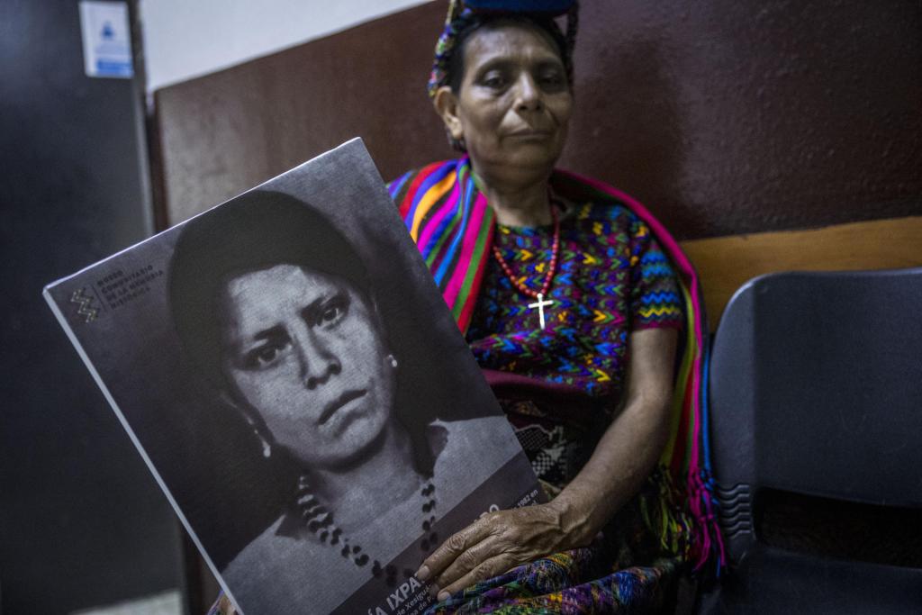 Mujeres indígenas de Guatemala exigen justicia por la masacre de 25 familiares en 1982