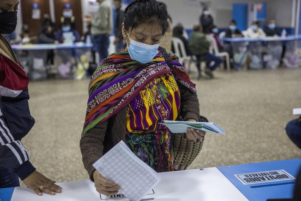 Ciudadanos votan, el 25 de junio de 2023, en las elecciones generales, en un colegio electoral de San Juan Sacatepéquez, a 45 kilómetros de la Ciudad de Guatemala (Guatemala). EFE/Esteban Biba
