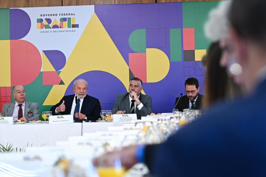 El presidente de Brasil, Luiz Inácio Lula da Silva (2i), habla durante una rueda de prensa con corresponsales extranjeros hoy, en el Palacio de Planalto, en Brasilia (Brasil). EFE/André Borges
