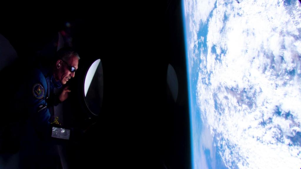 Fotografía cedida hoy por Virgin Galactic que muestra a una persona mientras observa la tierra durante su anterior vuelo espacial comercial, Galactic 01. EFE/Virgin Galactic

