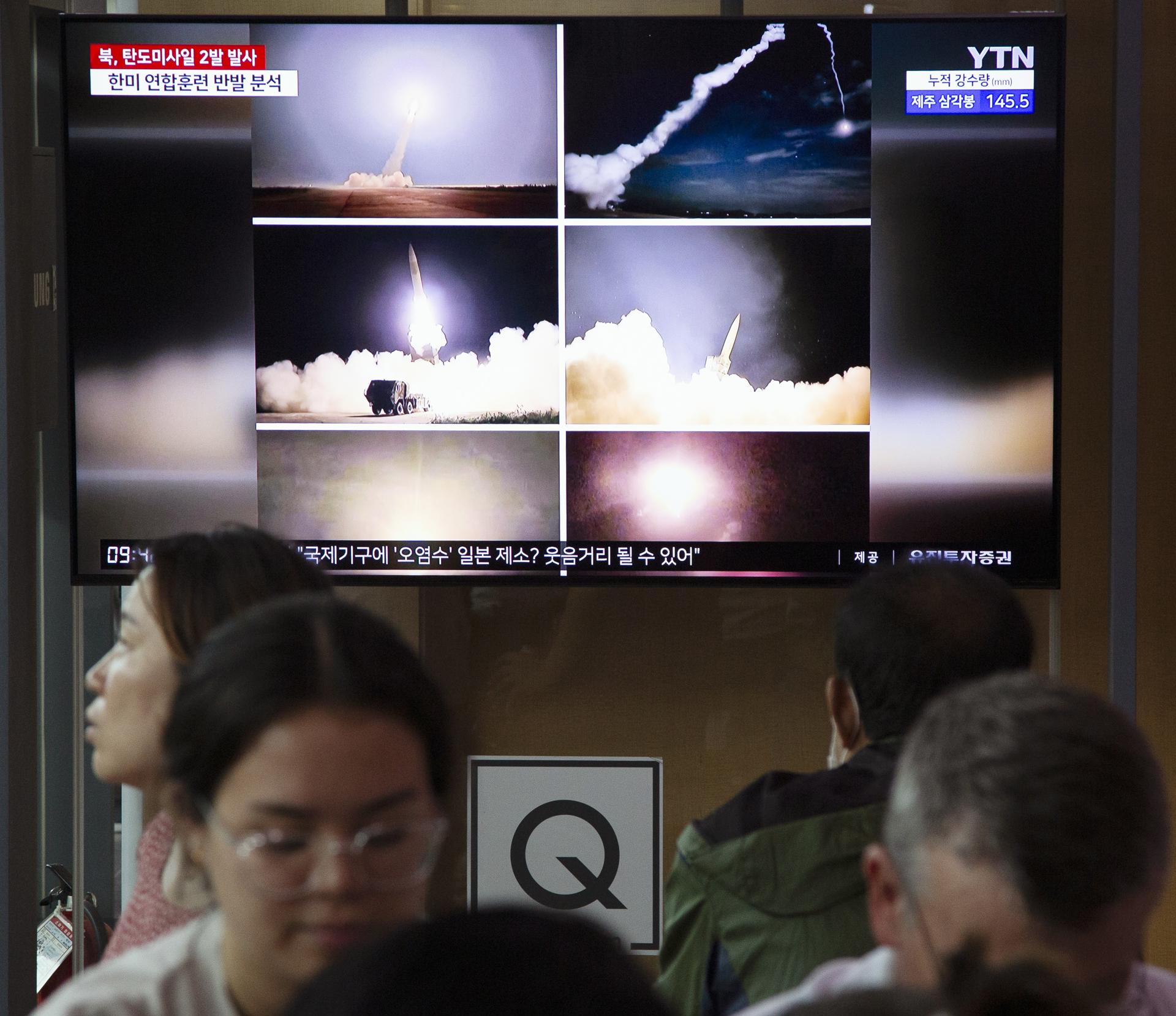People watch a news report concerning a recent North Korean missile launch, at a station in Seoul, South Korea, 31 August 2023. EFE-EPA/JEON HEON-KYUN
