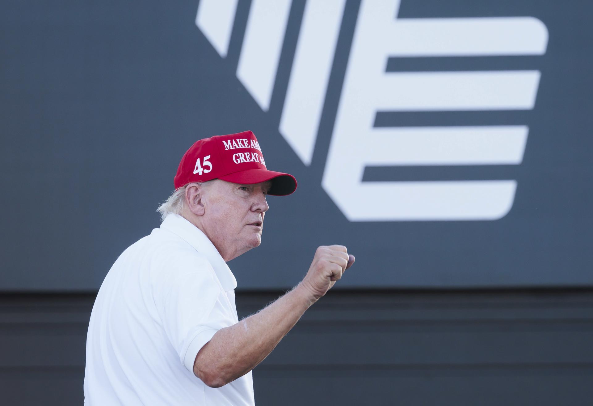 Former US President Donald J. Trump acknowledges fans during the third round of the LIV Golf tournament at Trump National Golf Club Bedminster in Bedminster, New Jersey, US, 13 August 2023. EFE-EPA/JUSTIN LANE