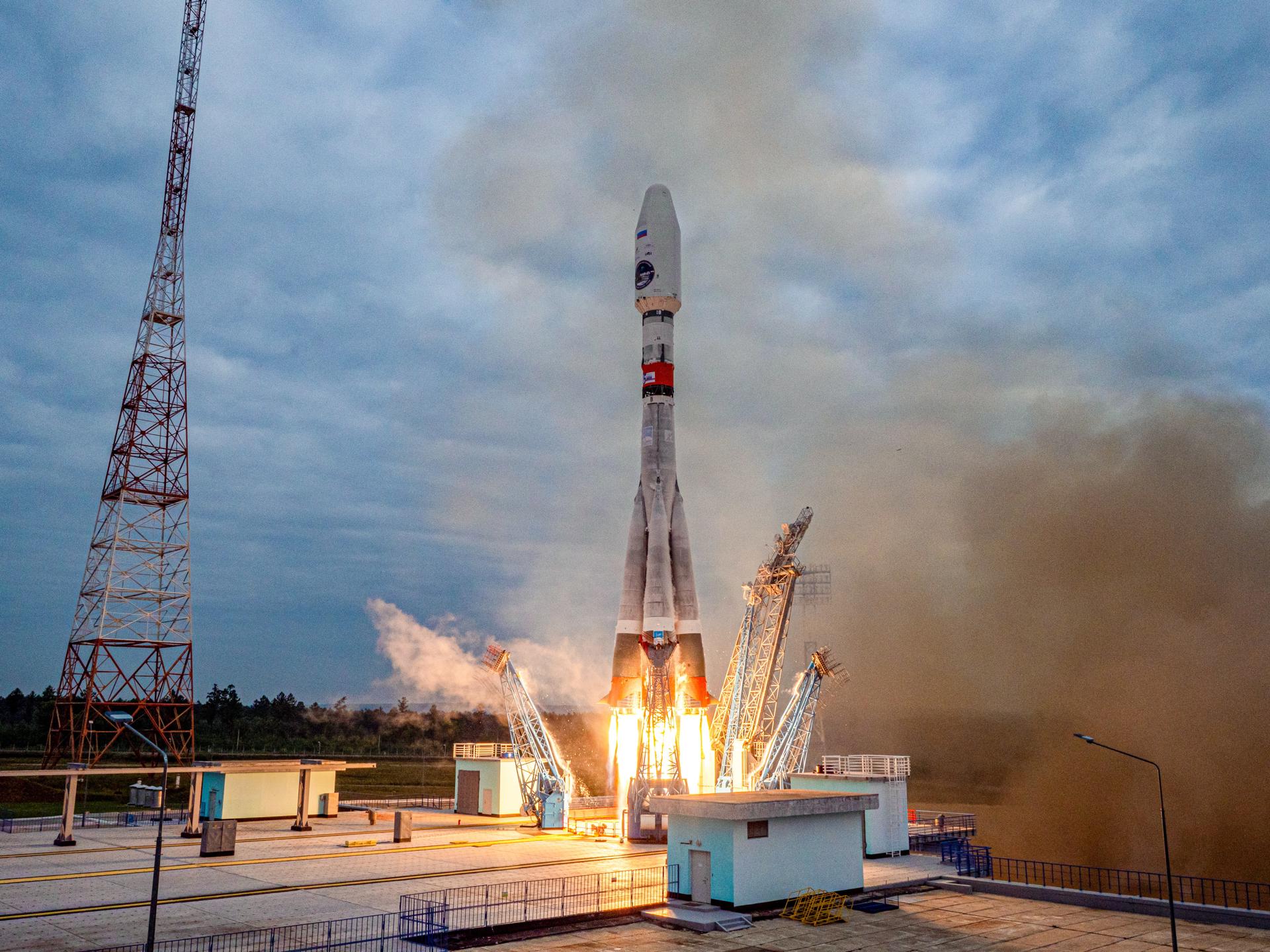 Tsiolkovsky (Russian Federation), 11/08/2023.- A handout image made available by the Roscosmos State Space Corporation shows the Soyuz-2.1b rocket with the moon lander Luna 25 (Moon) automatic station as it takes off from a launch pad at the Vostochny Cosmodrome, outside the city of Tsiolkovsky, some 180 km north of Blagoveschensk, in the far eastern Amur region, Russia, 11 August 2023. The Soyuz rocket with the first lunar spacecraft in the history of modern Russia was launched from the Vostochny Cosmodrome. Luna-25 will be the first station in the world to land in the near-polar zone of the Moon, on difficult terrain. (Rusia, Roma) EFE/EPA/ROSCOSMOS STATE SPACE CORPORATION HANDOUT EDITORIAL USE ONLY/NO SALES
