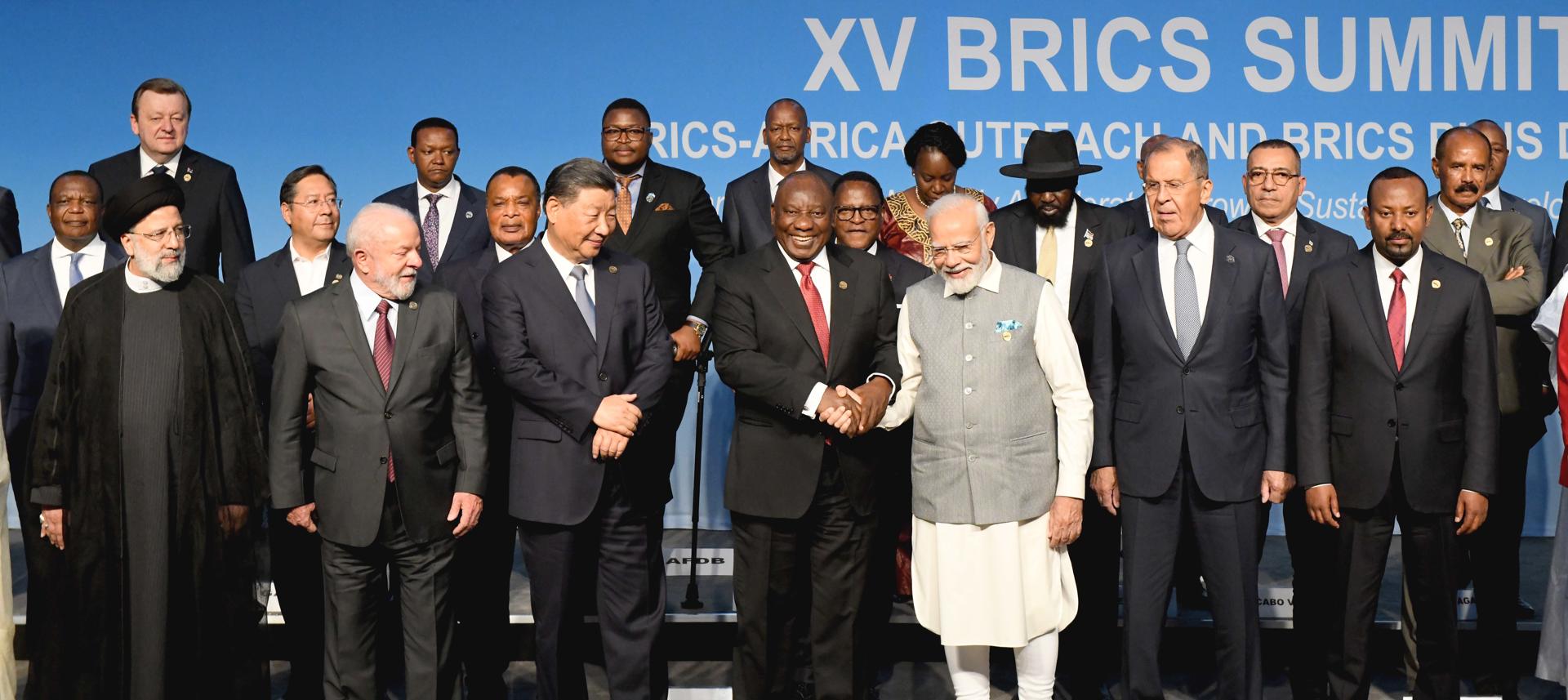 A handout photo made available by the Government Information Service shows the South African President Cyril Ramaphosa, (C) shaking hands with the Prime Minister of India Narendra Modi (3-R) while posing for a family photo with other BRICS leaders and delegates during the closing day of the BRICS Summit at the Sandton Convention Center, Johannesburg, South Africa, 24 August 2023 (issued 25 August 2023). EFE-EPA/KOPAN O TIAPE / HANDOUT HANDOUT EDITORIAL USE ONLY/NO SALES
