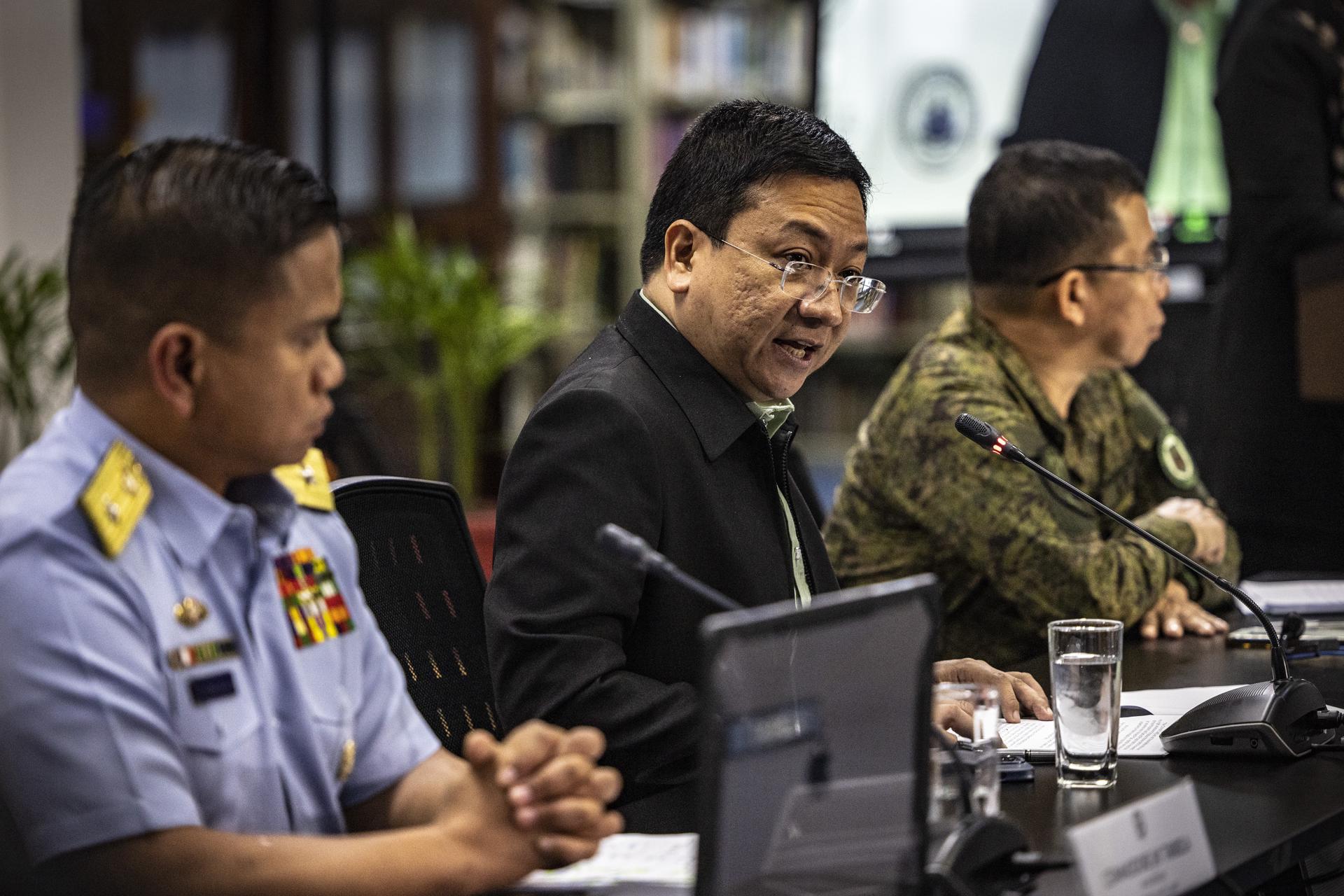 (L-R) Philippine Coast Guard (PCG) Commodore Jay Tarriela, spokesperson for the West Philippine Sea, spokesperson for the National Security Council Jonathan Malaya and spokesperson for the Armed Forces of the Philippines, Colonel Medel Aguilar, during a press conference at the Department of Foreign Affairs office in Manila, Philippines, 07 August 2023. EFE-EPA/EZRA ACAYAN / POOL
