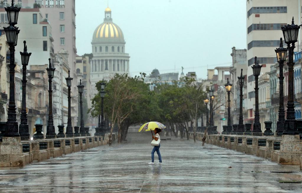 Idalia, ya convertida en huracán, deja intensas lluvias, inundaciones y apagones en Cuba