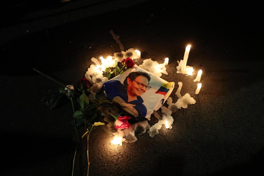 - Simpatizantes prenden velas este 17 de agsoto de 2023 alrededor de una fotografía del asesinado Fernando Villavicencio, durante un mitin en Quito (Ecuador). EFE/ José Jácome
