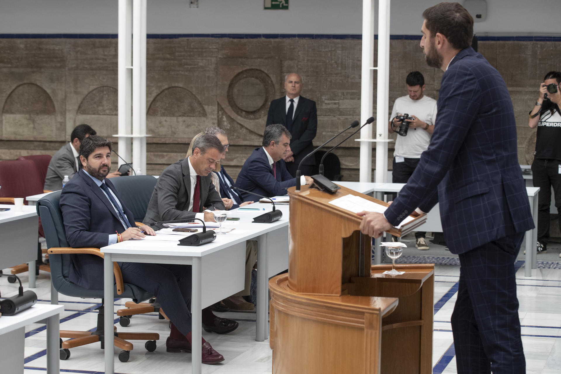 El presidente en funciones de Murcia, Fernando López Miras y el portavoz de Vox en el Parlamento murciano, José Ángel Antelo (d), en una imagen de archivo. EFE/Marcial Guillén