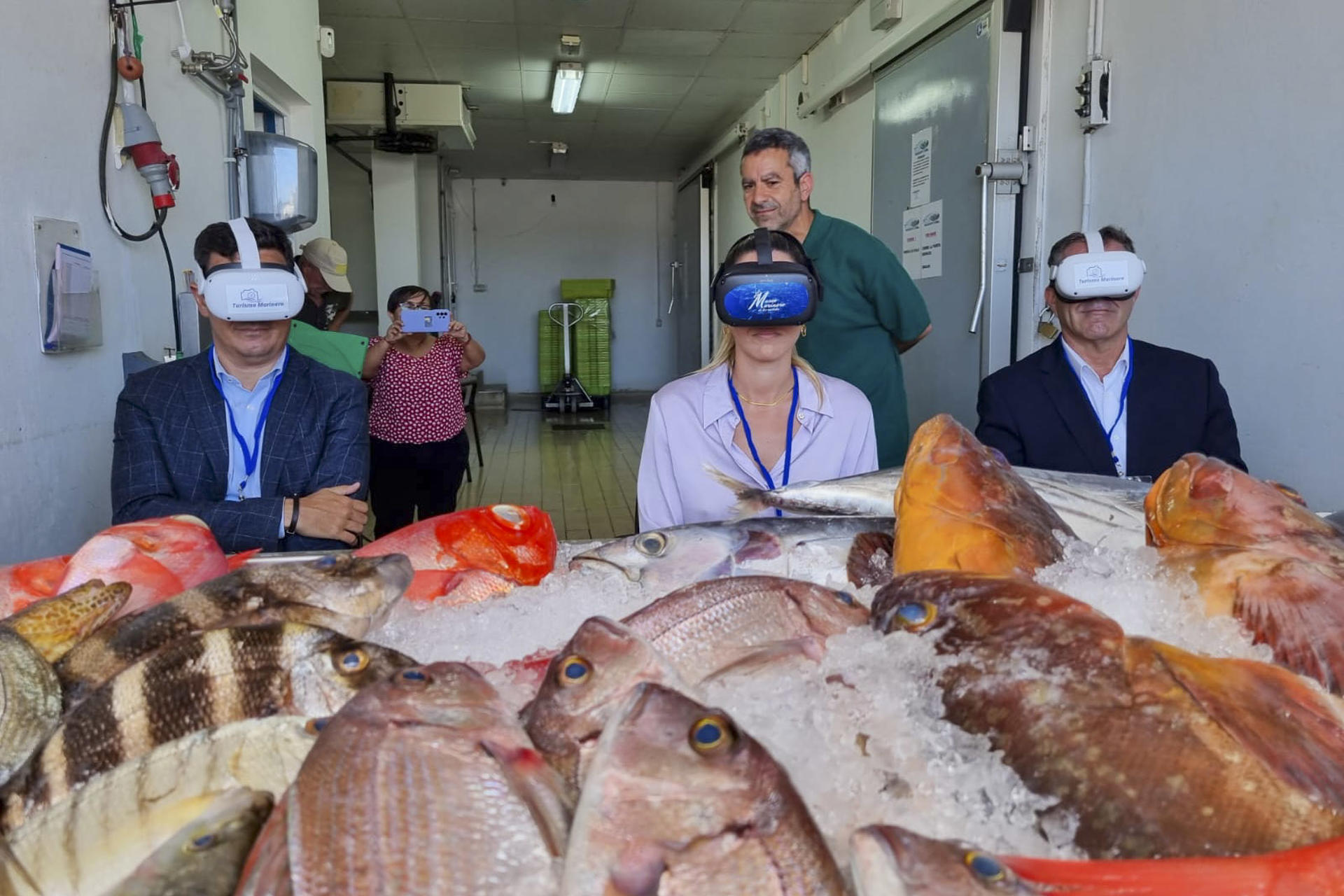 Unas personas utilizan gafas de realidad virtual durante una actividad inmersiva de pescaturismo o turismo marinero en Canarias. Las empresas de turismo marinero y "pescaturismo", que divulgan entre los viajeros el trabajo de los pescadores, aumentarán este año su facturación un 10 %, en un momento de expansión de estos negocios en el litoral español. EFE/ Turismo Marinero Costa del Sol/La Mar Consultoras /  ***SOLO USO EDITORIAL/SOLO DISPONIBLE PARA ILUSTRAR LA NOTICIA QUE ACOMPAÑA (CRÉDITO OBLIGATORIO)***