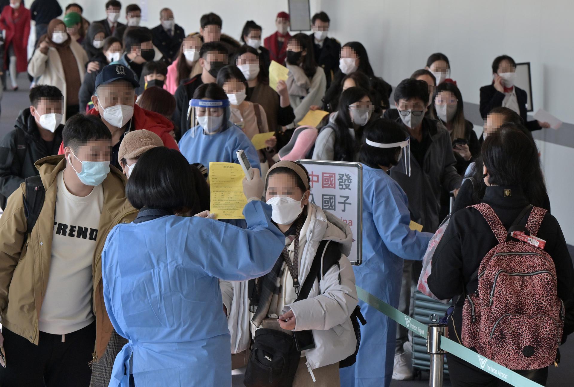 Quarantine officials introduce procedures for Covid-19 tests to entrants from China upon their arrival at Incheon International Airport in Incheon, South Korea, 02 January 2023. EFE-EPA FILE/YONHAP SOUTH KOREA OUT