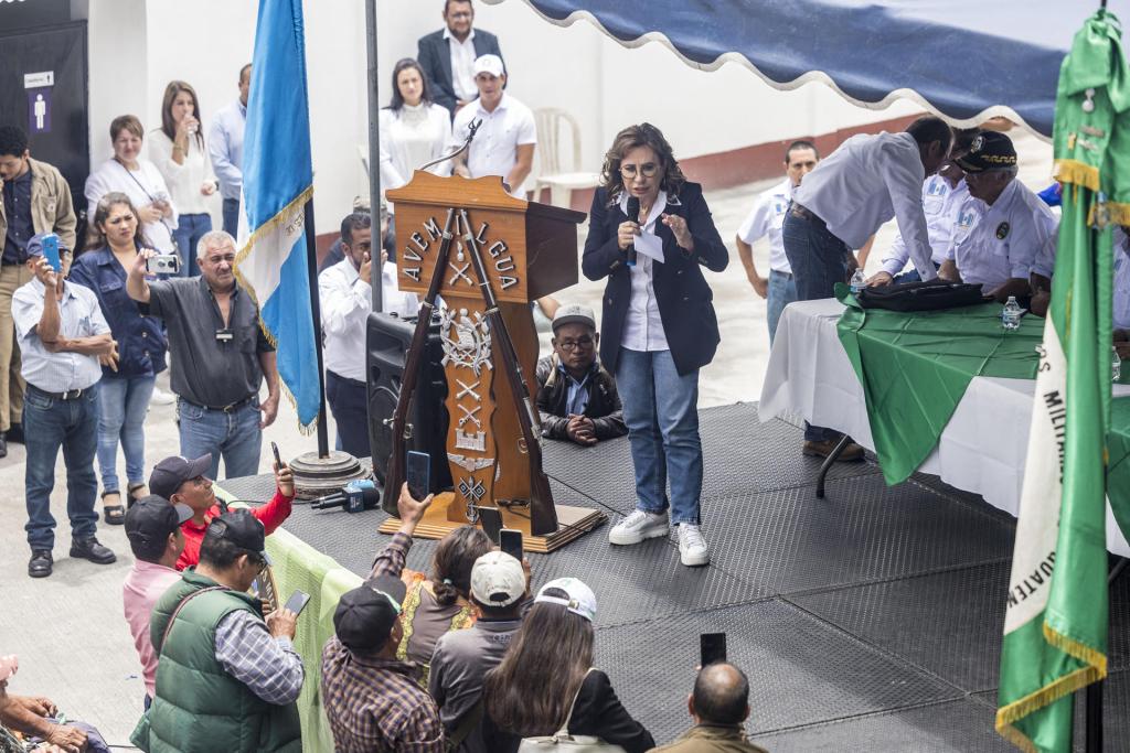 La ex primera dama Sandra Torres participa durante un mitin en la sede de los Veteranos Militares de Guatemala, el 15 de agosto de 2023, en Ciudad de Guatemala (Guatemala). EFE/Esteban Biba
