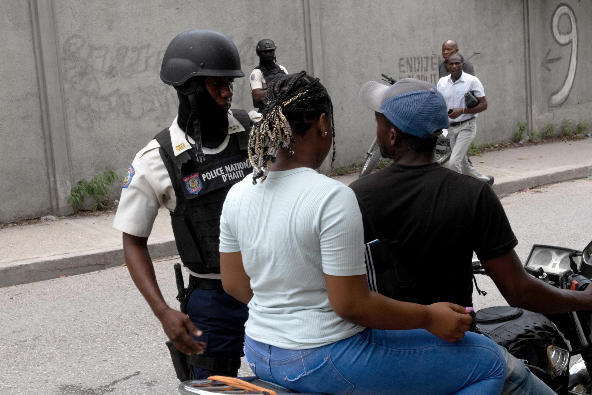 Agentes de la policía realizan chequeos en busca de armas ilegales, el sábado 12 de agosto de 2023, en Puerto Príncipe (Haití). EFE/ Johnson Sabin