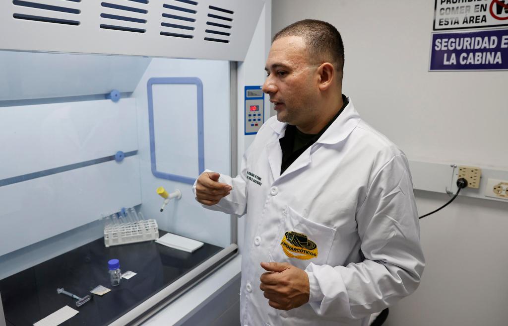 El responsable del Laboratorio Químico de Investigación Antidroga, el mayor Andrés Marín Morales, en su laboratorio químico de investigación, hoy, en Bogotá (Colombia). EFE/Mauricio Dueñas Castañeda
