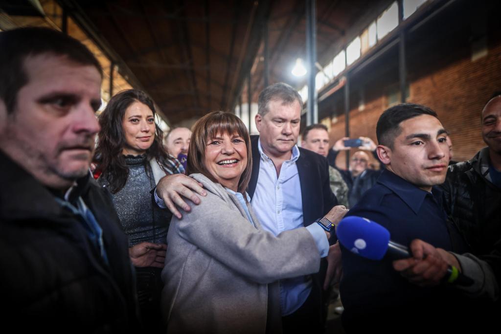 Bullrich afirma haber ganado la interna opositora argentina tras felicitación de su rival