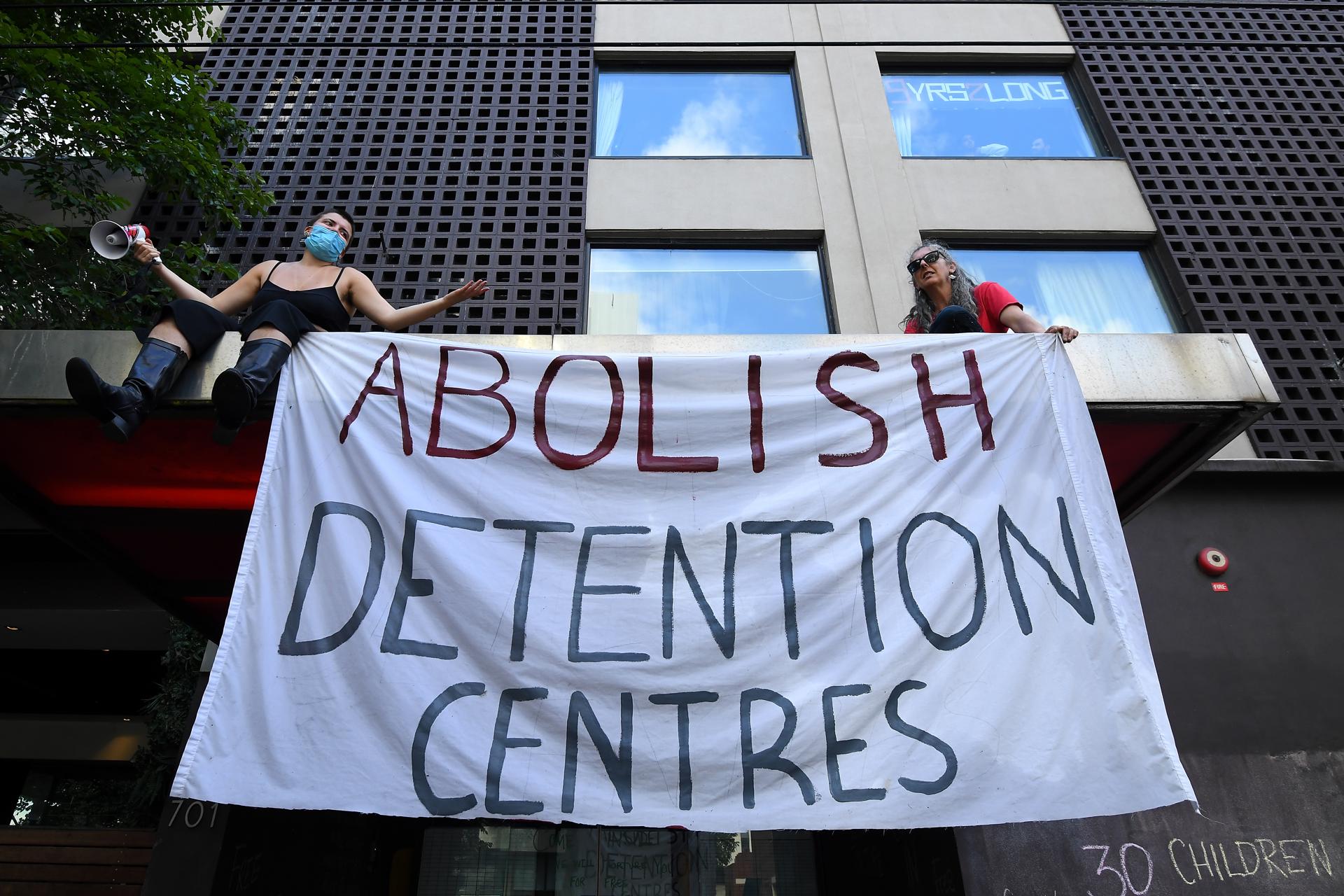 Protesters are seen outside of the Park hotel quarantine facility in Melbourne, Australia, 06 January 2022. EFE-EPA FILE/JAMES ROSS AUSTRALIA AND NEW ZEALAND OUT
