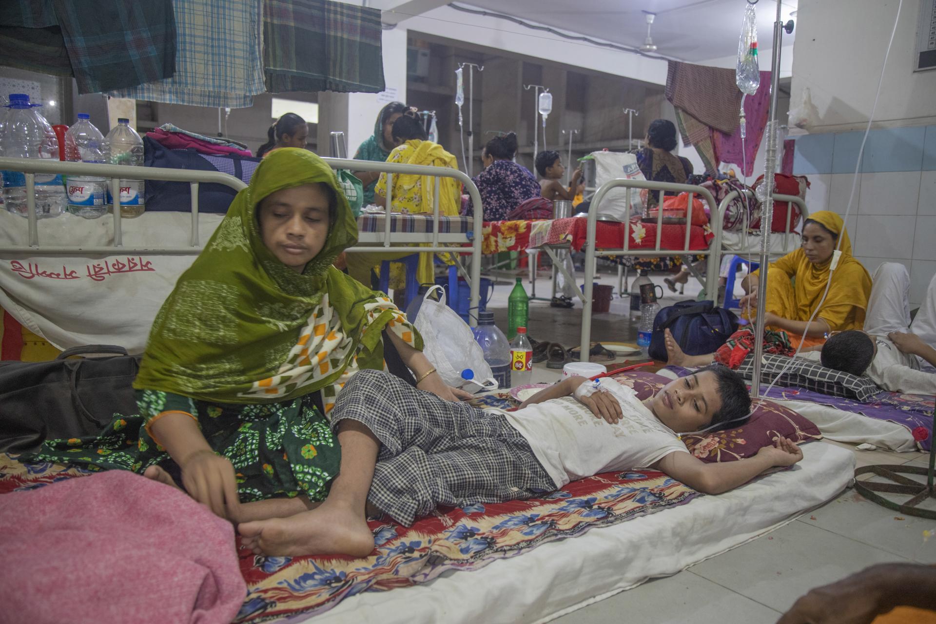 Mohammad, 11, receives treatment for dengue fever at Mugda Medical College and Hospital in Dhaka, Bangladesh, 07 August 2023. EFE-EPA/MONIRUL ALAM