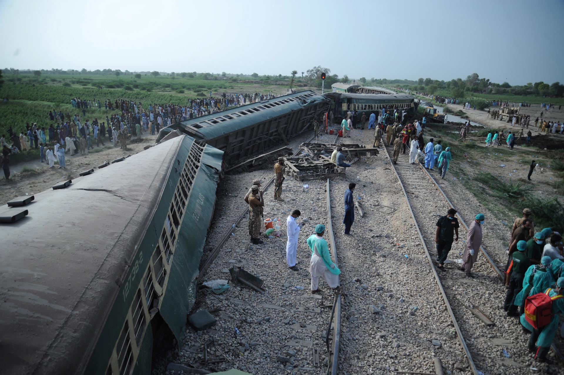 Pakistani security and rescue officials inspect the derailed carriages of a passenger train in Sanghar, near Nawabshah, Pakistan, 06 August 2023. EFE/EPA/NADEEM KHAWER