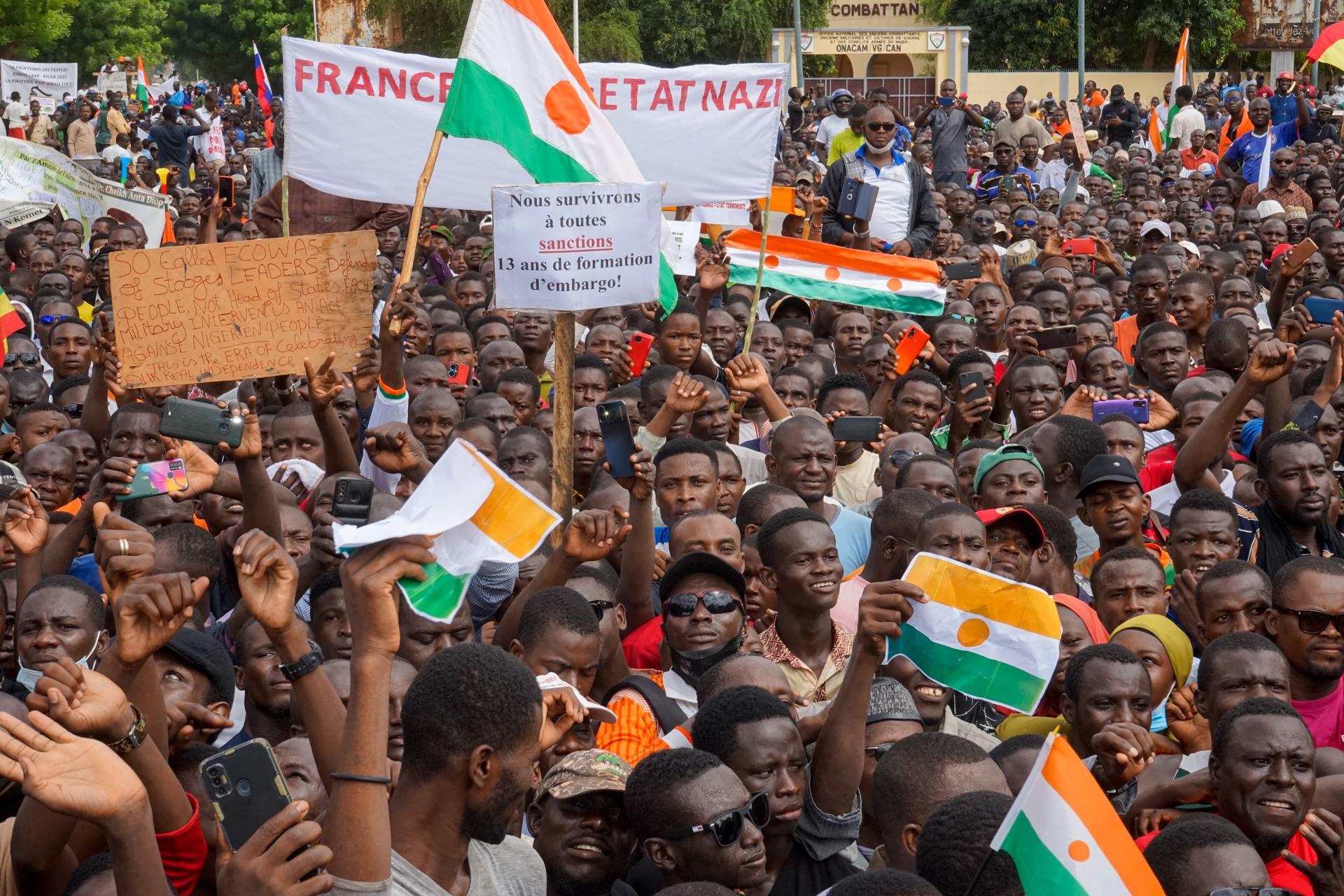 Protesters chant slogans during a rally in Niamey, Niger, 03 August 2023. EFE/EPA/ISSIFOU DJIBO