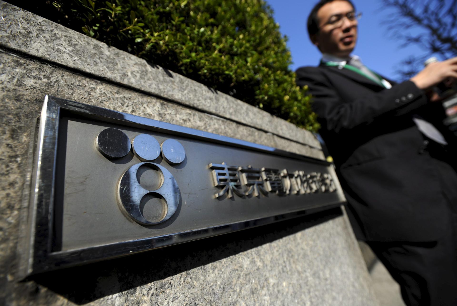 A man walks out of the Tokyo Electric Power Co (TEPCO) headquarters gate in Tokyo, Japan, 06 April 2011. EFE-EPA FILE/FRANCK ROBICHON
