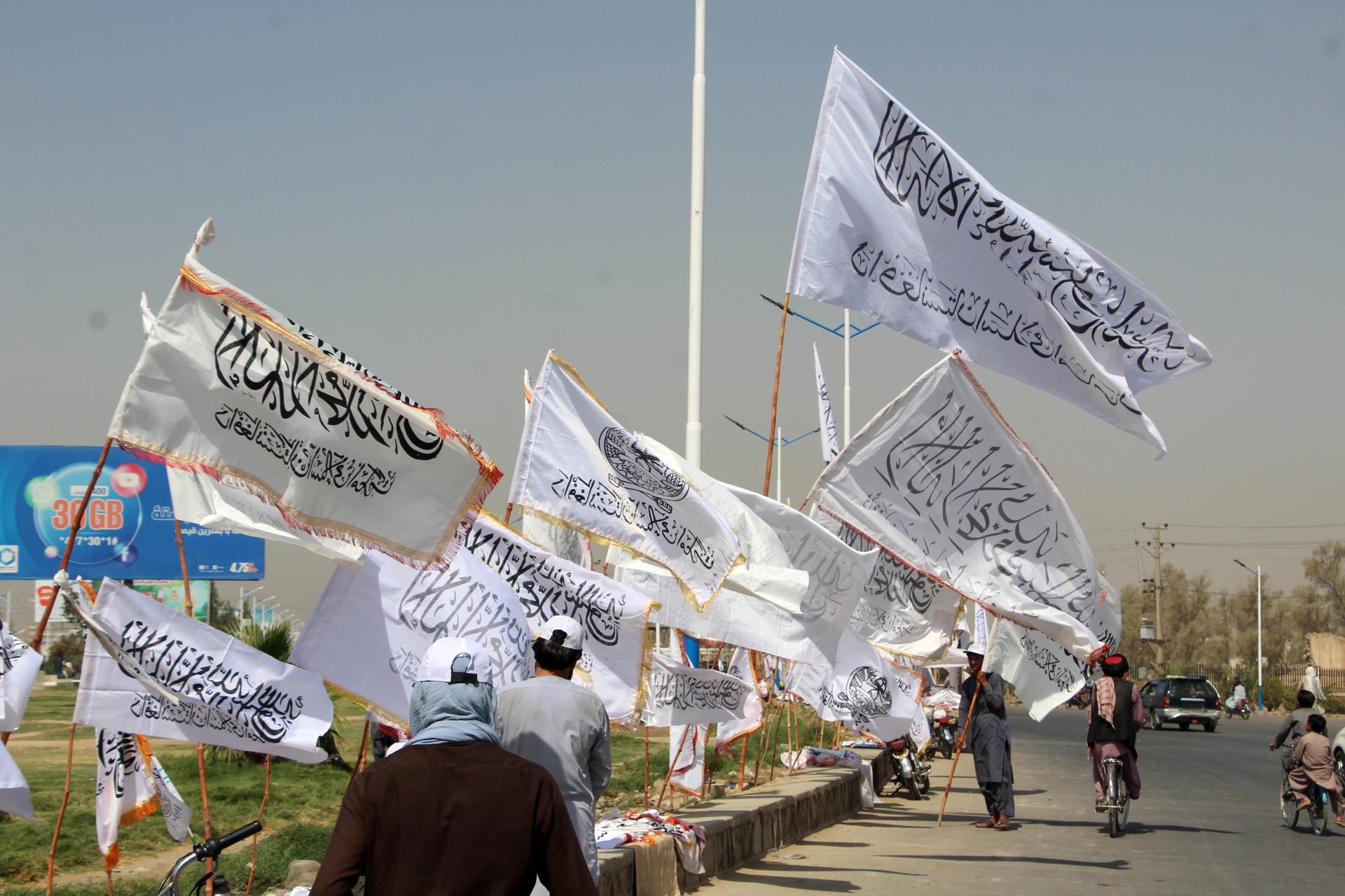 Afghans sell Taliban government flags on the 2nd anniversary of the US withdrawal, in Kandahar, Afghanistan, 31 August 2023. EFE-EPA/STRINGER