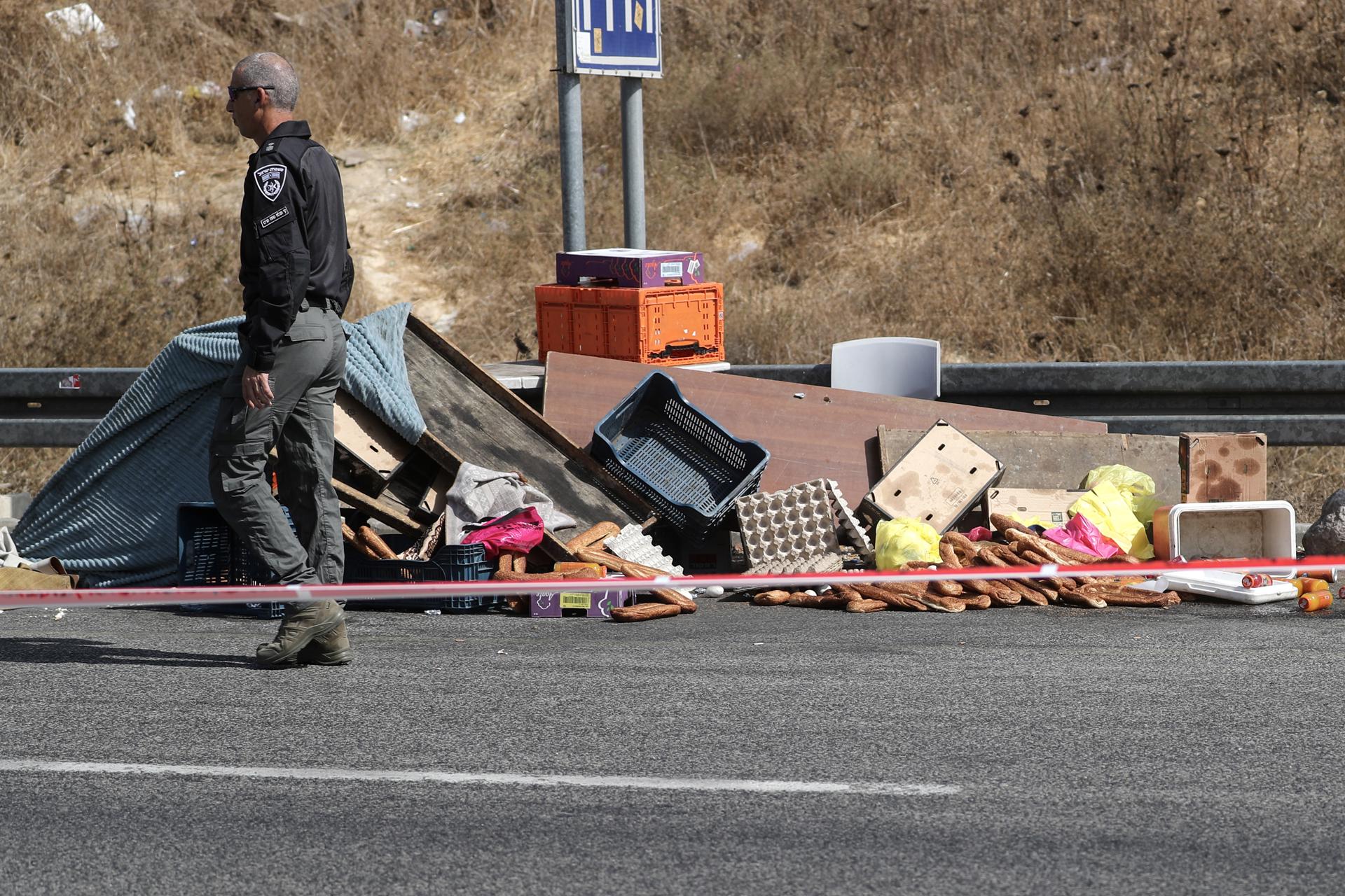 An Israeli police walks at the scene of a ramming attack on the Maccabim checkpoint, in the West Bank, near the Israeli city of Modiin, 31 August 2023. EFE-EPA/JAMAL AWAD
