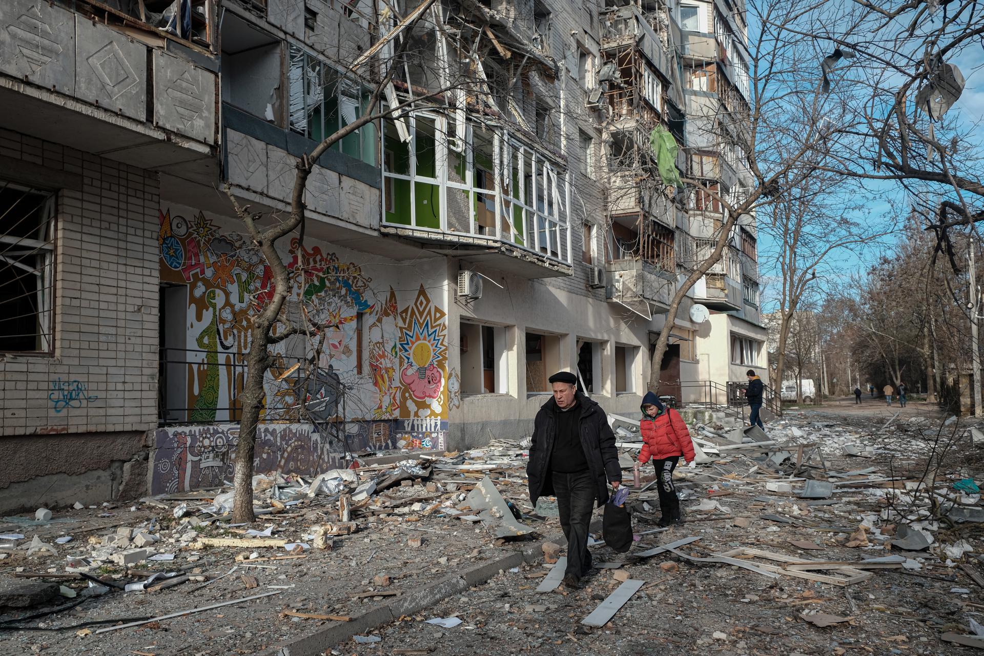Residents pass a destroyed apartment building following overnight shelling in Kherson, Ukraine, 21 December 2022. EFE-EPA FILE/Maria Senovilla
