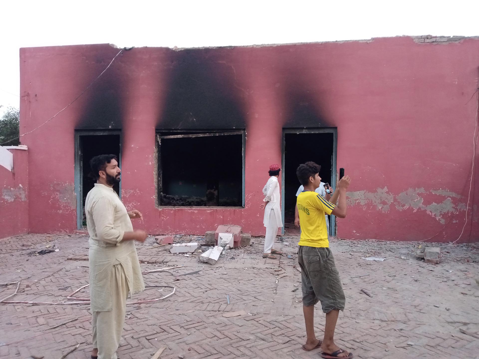 People survey a burt out church after mobs burn Christian churches and homes after blasphemy allegations in Jaranwala, near Faisalabad, Pakistan, 16 August 2023. EFE-EPA/ILYAS SHEIKH
