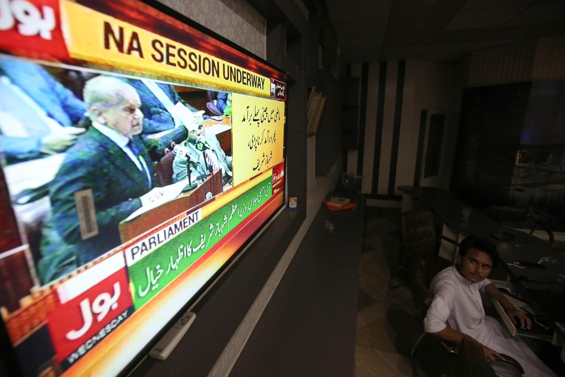 A Pakistani man watches a farewell televised speech of Pakistani Prime Minister Shehbaz Sharif, broadcast live on TV at Parliament as the government completes its five-year constitutional term, in Peshawar, Pakistan, 09 August 2023. EFE/EPA/BILAWAL ARBAB